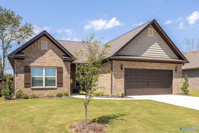 craftsman house featuring a front lawn and a garage