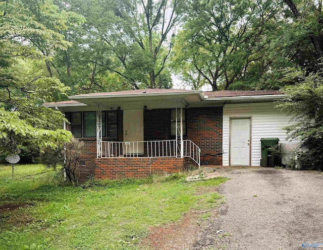 view of front of property featuring a front yard