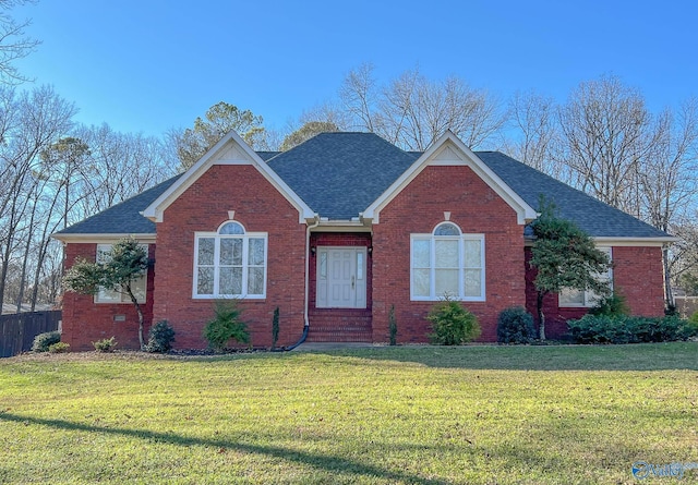 view of front facade featuring a front yard