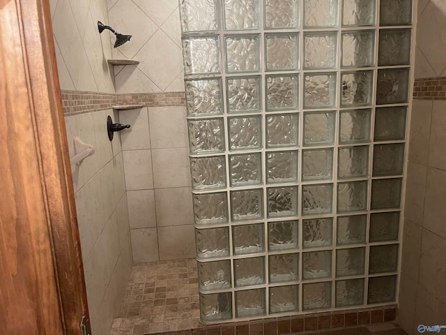 bathroom featuring tiled shower