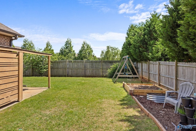 view of yard featuring a garden
