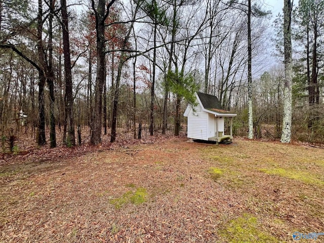 view of yard featuring a shed