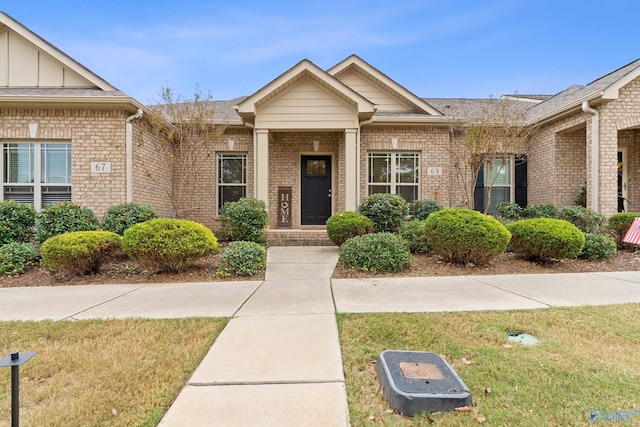 view of front facade featuring a front yard