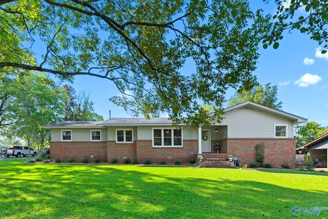 view of front of home featuring a front lawn