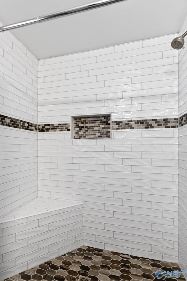 bathroom featuring a tile shower