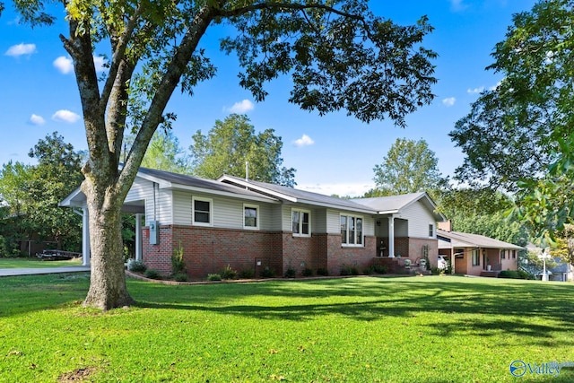 ranch-style home featuring a front lawn