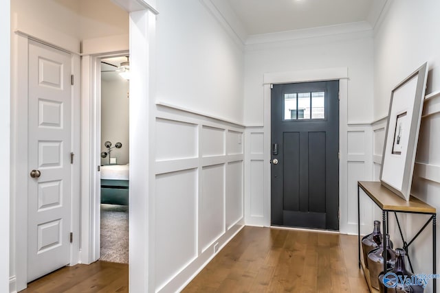 foyer entrance featuring ceiling fan, wood-type flooring, and ornamental molding