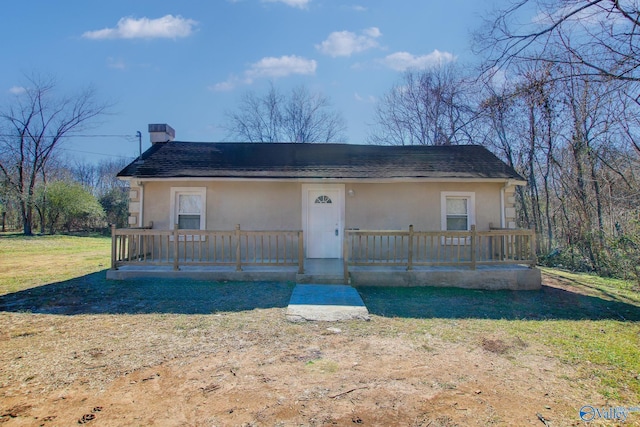 view of front of property featuring a front lawn