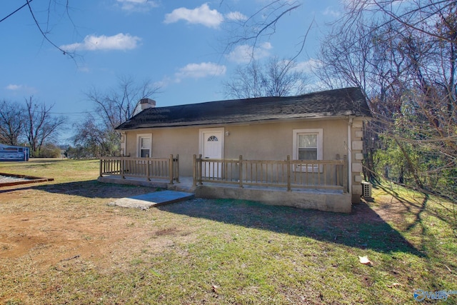 view of front of property featuring a front lawn and covered porch