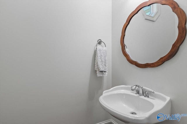 bathroom featuring a sink