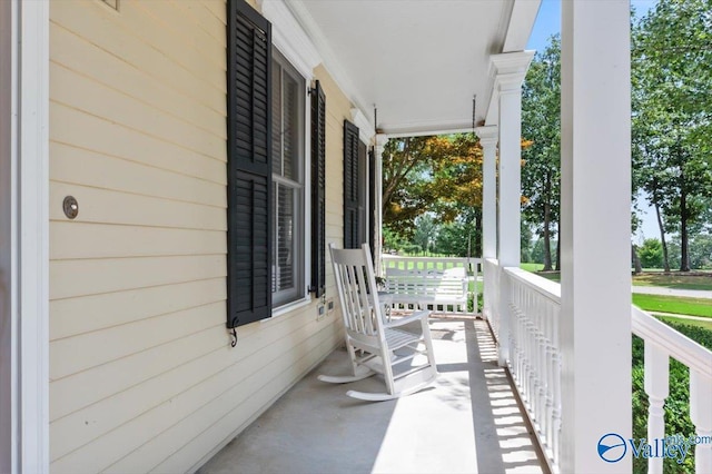 balcony featuring covered porch
