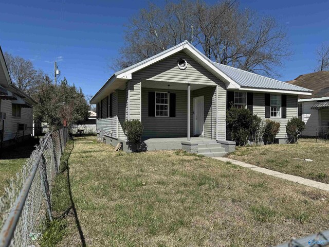 view of front of home featuring a front lawn