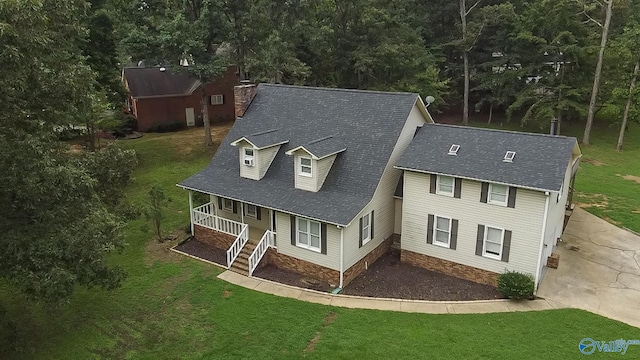 view of front facade featuring a porch and a front lawn