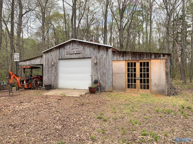 garage featuring dirt driveway