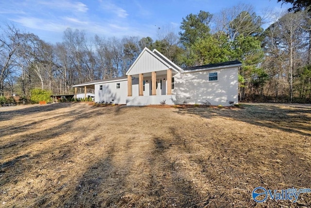 view of front of house featuring covered porch and a front yard