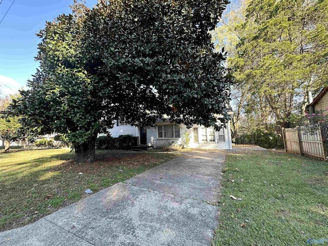 view of front of home featuring a front lawn