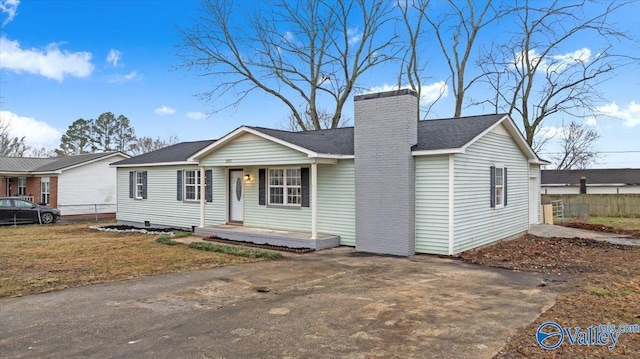 view of front facade featuring a front lawn