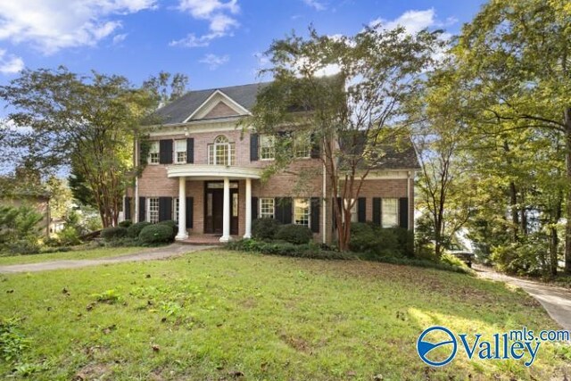 view of front of property featuring a front yard