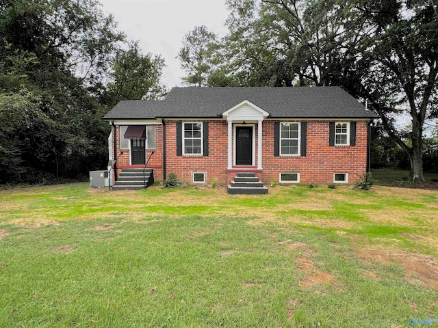 view of front of property featuring a front yard