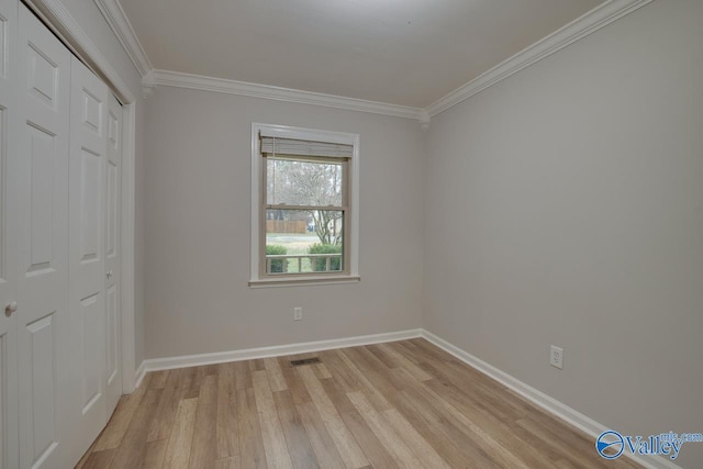 unfurnished room with crown molding and light hardwood / wood-style floors