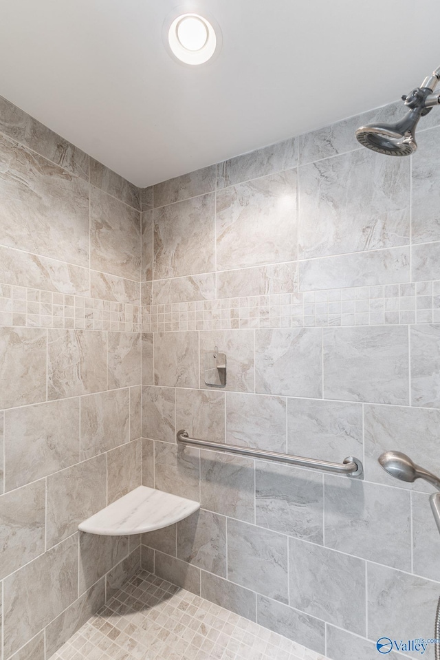 full bathroom featuring tiled shower
