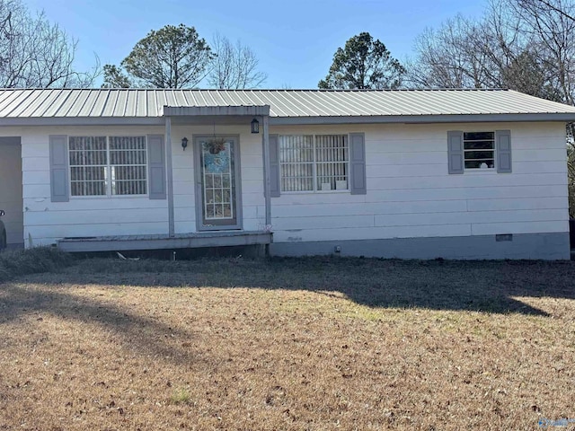 ranch-style home featuring metal roof, a front lawn, and crawl space