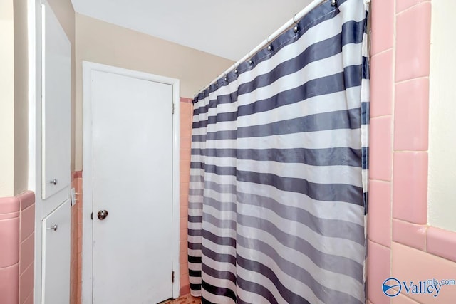 bathroom featuring a shower with curtain