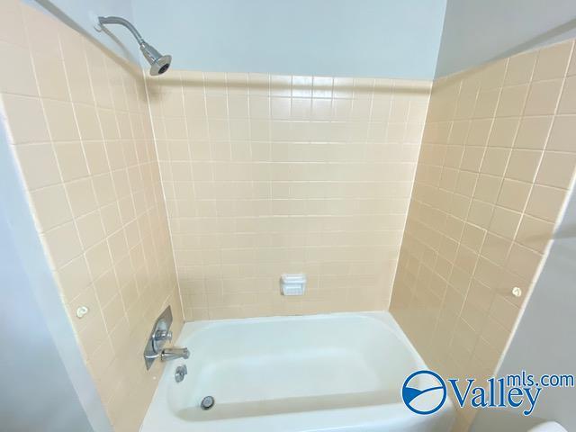 bathroom featuring tiled shower / bath combo