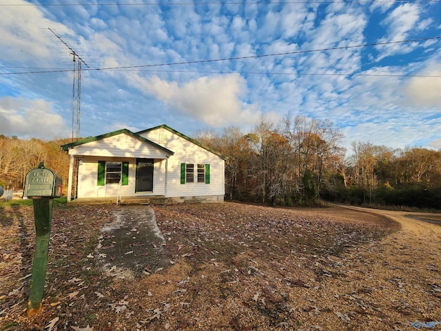 ranch-style house featuring covered porch