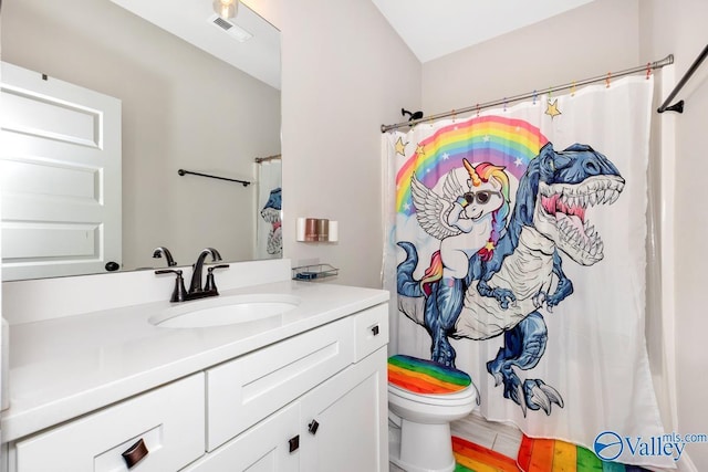 full bathroom featuring a shower with shower curtain, visible vents, vanity, and toilet