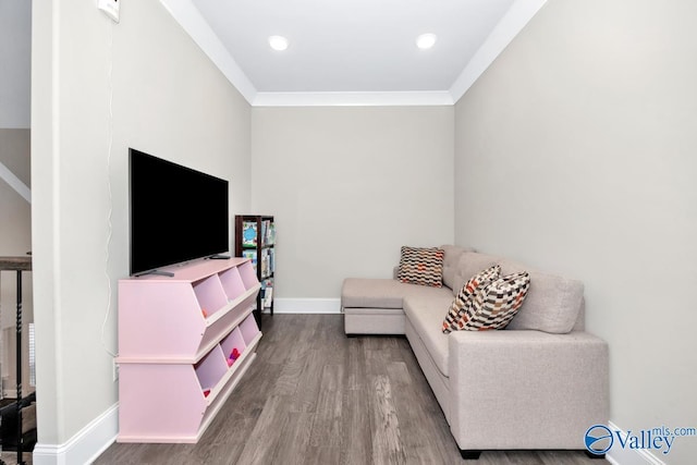 living area featuring recessed lighting, crown molding, baseboards, and wood finished floors