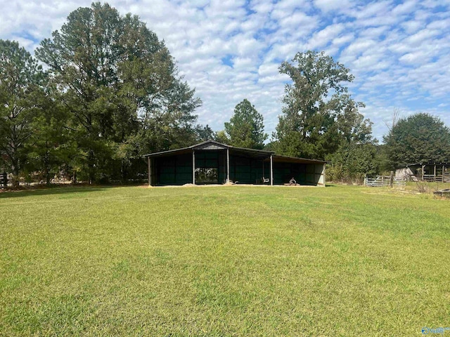 view of yard with an outdoor structure