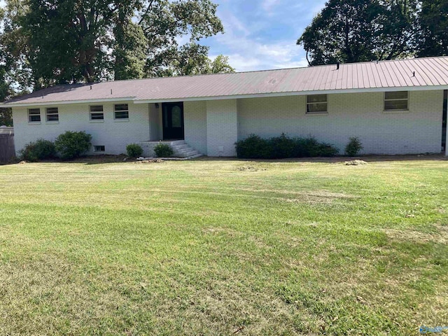 view of front of house featuring a front lawn