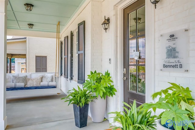 entrance to property featuring a porch