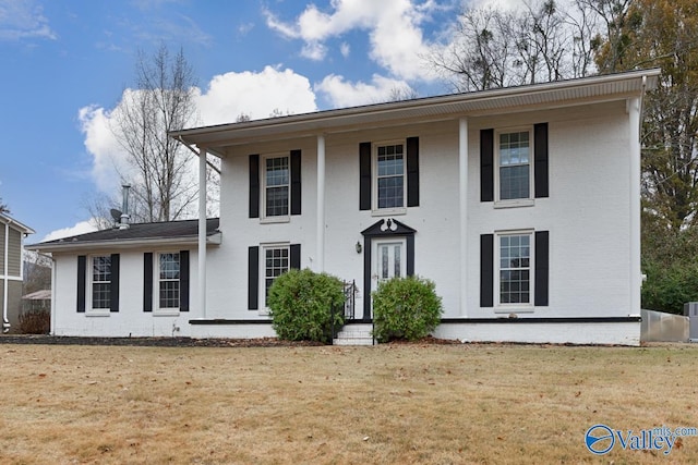 view of front of home featuring a front lawn