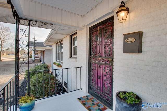 doorway to property featuring covered porch