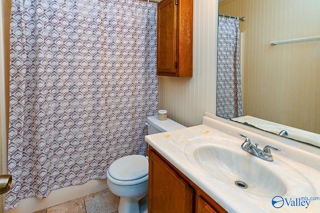 full bath featuring vanity, toilet, and curtained shower
