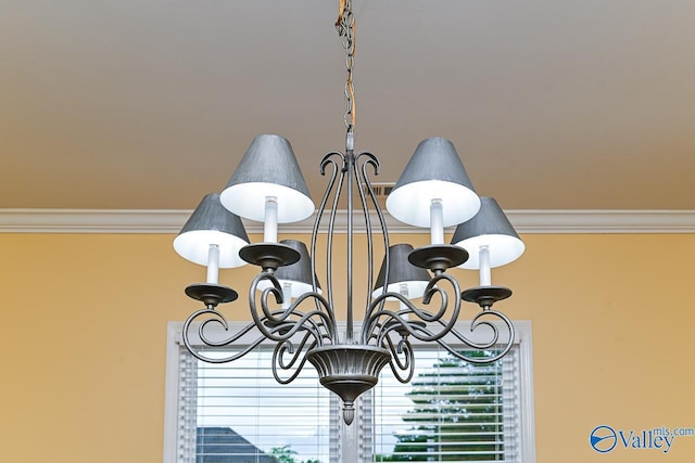 details featuring a chandelier and crown molding