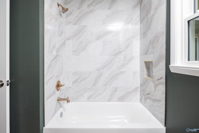 bathroom with tiled shower / bath