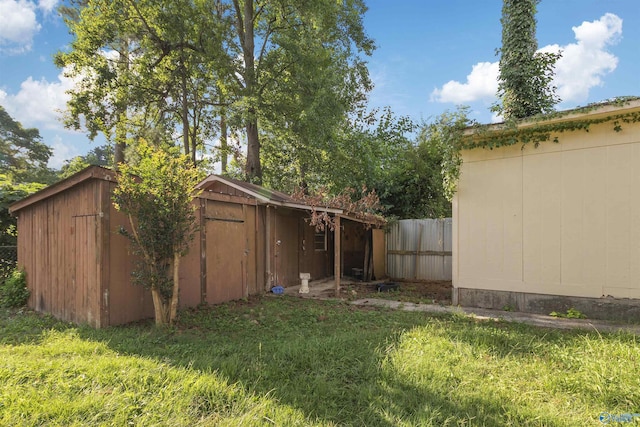 view of yard with a shed