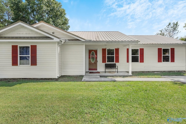 view of front facade featuring a front lawn