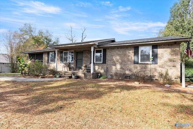 single story home with a front yard