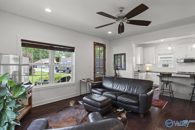 living area with dark wood-style flooring, recessed lighting, ceiling fan, and baseboards