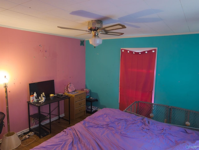 bedroom featuring ceiling fan