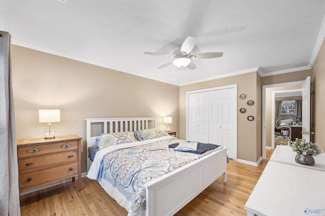 bedroom featuring ceiling fan, light hardwood / wood-style floors, crown molding, and a closet