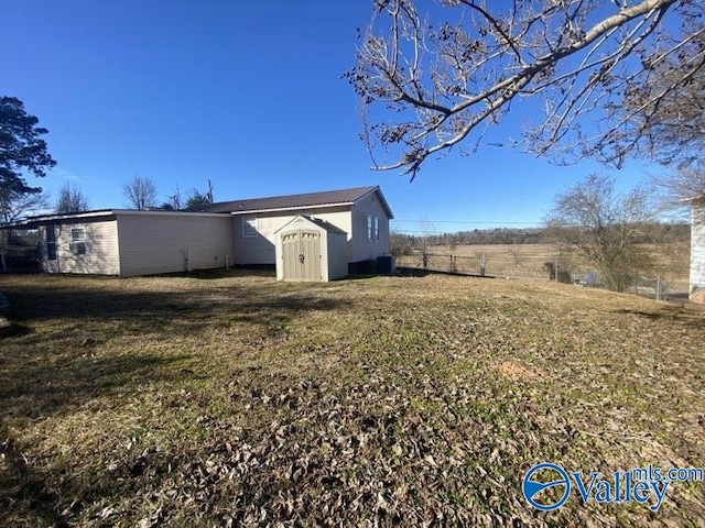 view of yard with a storage shed