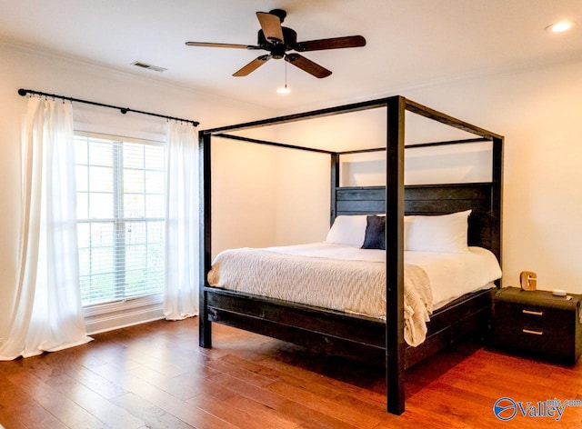 bedroom featuring recessed lighting, wood finished floors, visible vents, a ceiling fan, and ornamental molding