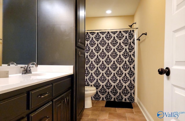 bathroom with recessed lighting, a shower with shower curtain, toilet, vanity, and baseboards