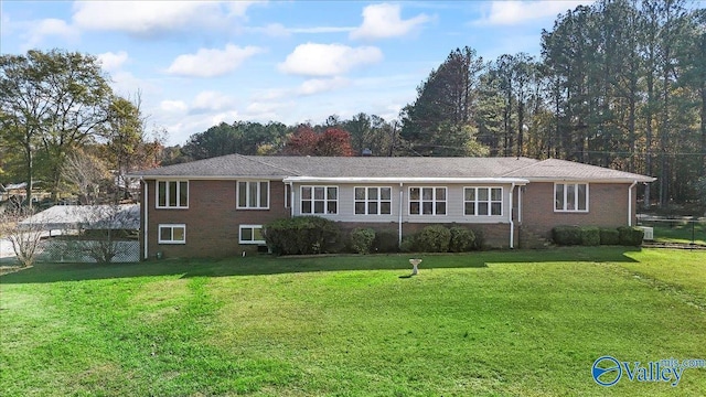 view of front of home featuring a front yard