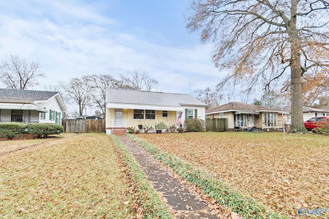 ranch-style house featuring a front yard